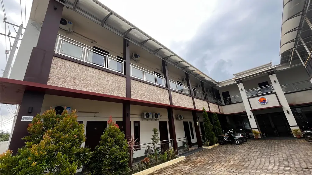Hotel Courtyard & Building