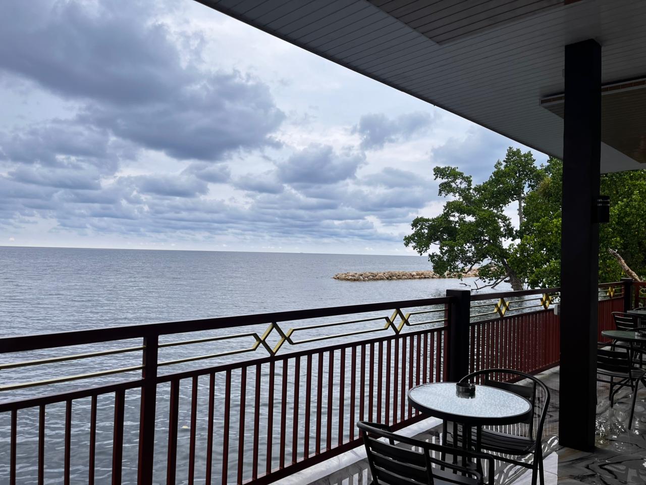 Teras Kafe dengan Pemandangan Samudra