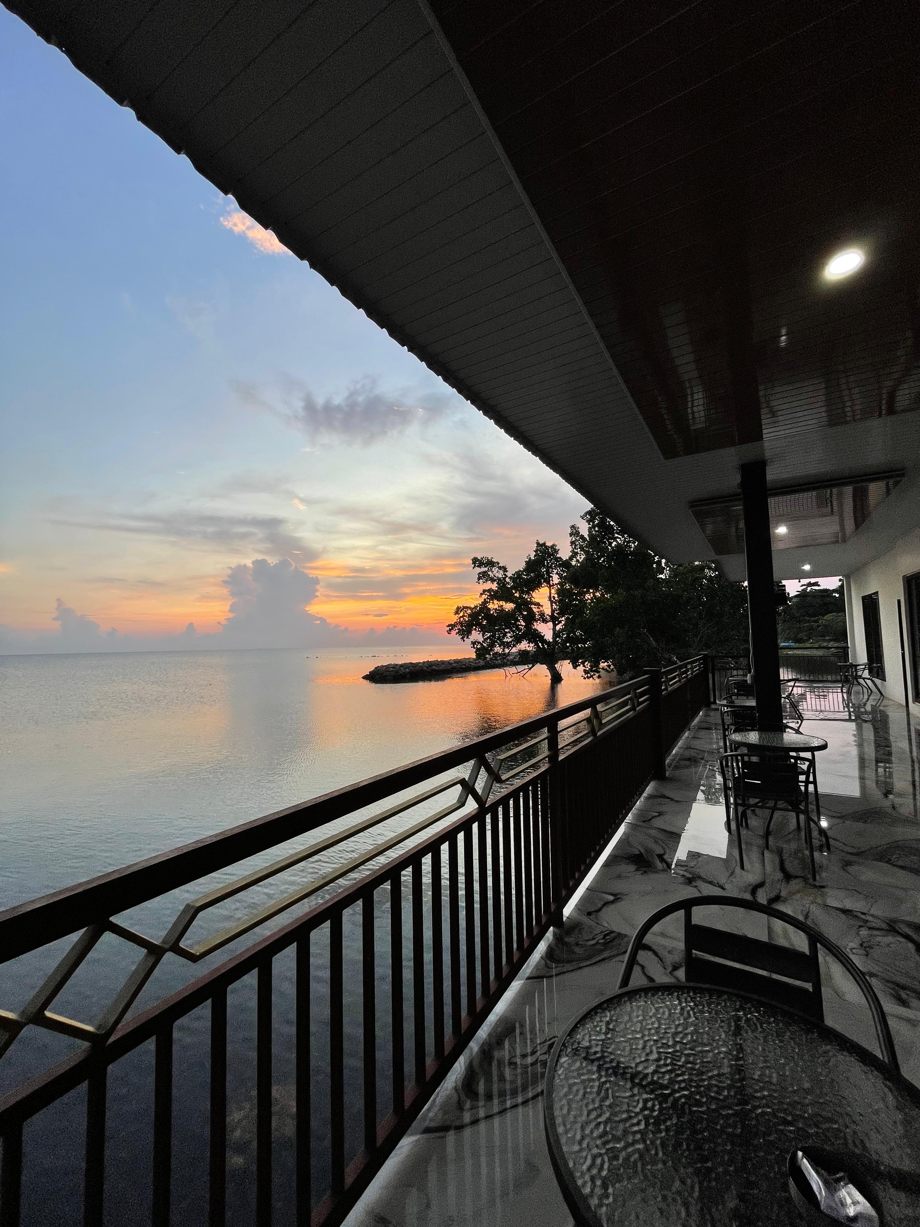 Teras Kafe Tepi Laut saat Senja