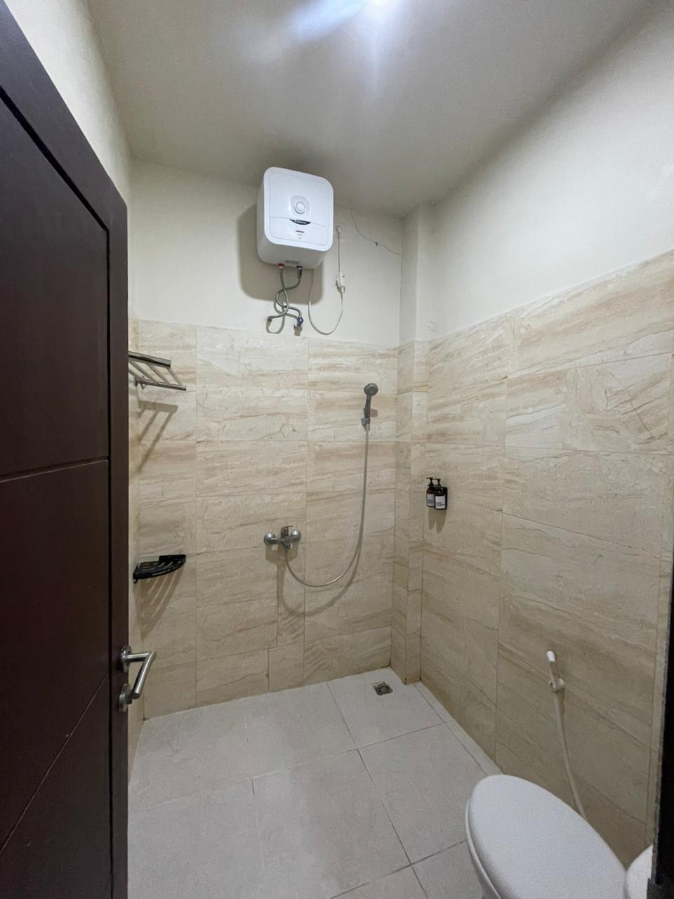 Kamar mandi modern dengan shower dan pemanas air di Kamar Superior Double.